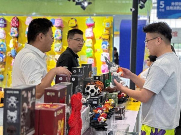 炒股配资资讯网 外贸一线调研行丨省内外采购商“扎堆儿”，这个外贸展台有点忙